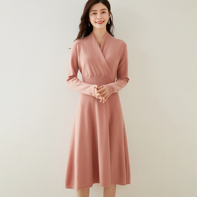 法式V领羊绒连衣裙女秋冬中长款毛衣裙宽松显瘦羊毛针织打底A字裙