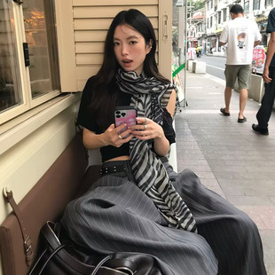 谁懂这条斑马丝巾!搭出时尚博主氛围感!黑色条纹纱巾百搭围脖女