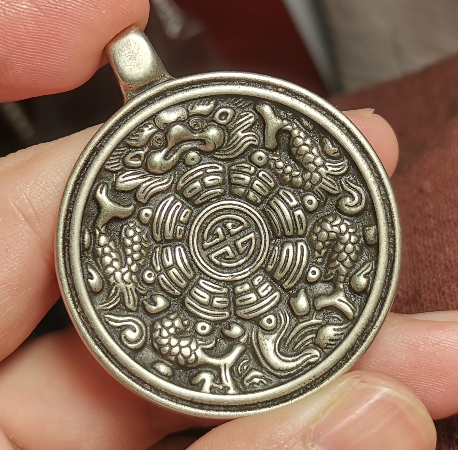 西藏文玩42mm藏银色白铜瑞兽螺背图腾双边挂牌挂件随身佩戴腰牌款