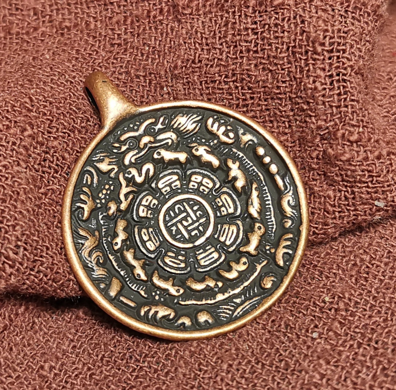 西藏文玩26mm紫铜麟甲熊九宫八卦牌挂件随身佩戴反面多元素图腾画