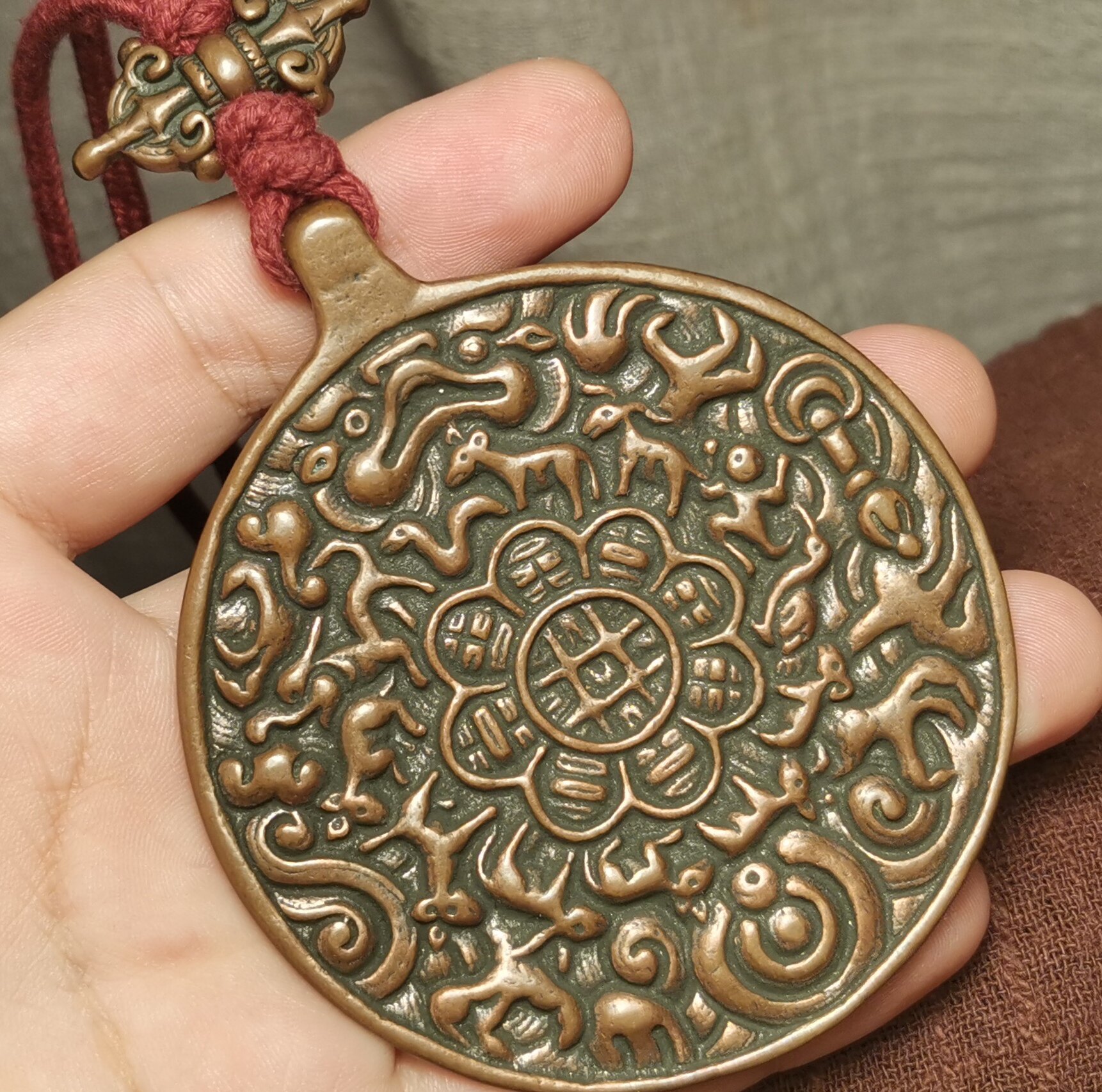 藏系文玩70mm超大尺寸紫铜老款式老磨损瑞兽九宫八卦牌挂件包挂牌