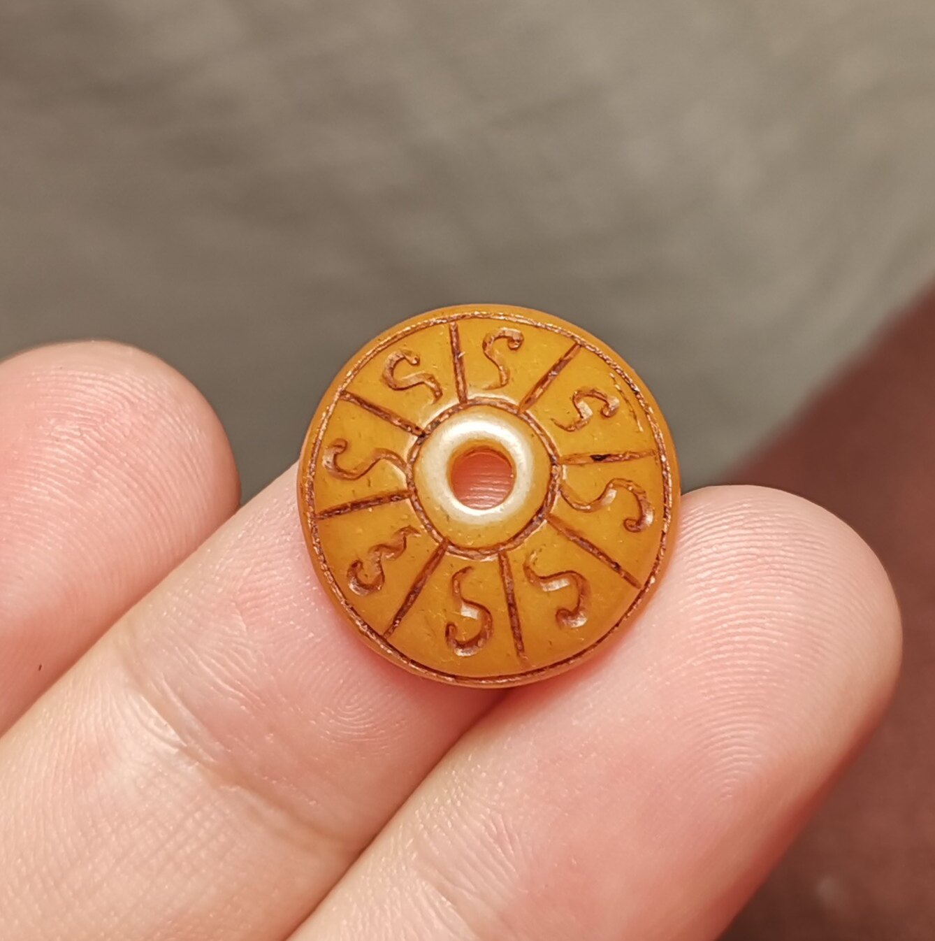 藏系文玩17.5mm牦牛骨玉化灵骨手工打磨法帽宝伞图腾挂件测挂吊坠