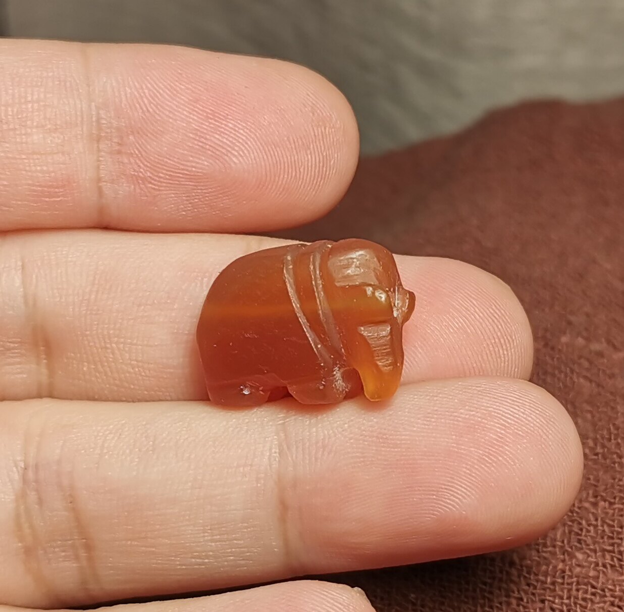 藏系文玩红玉髓手工雕刻像财厚8高14宽20mm吊坠挂件一物一图饰品