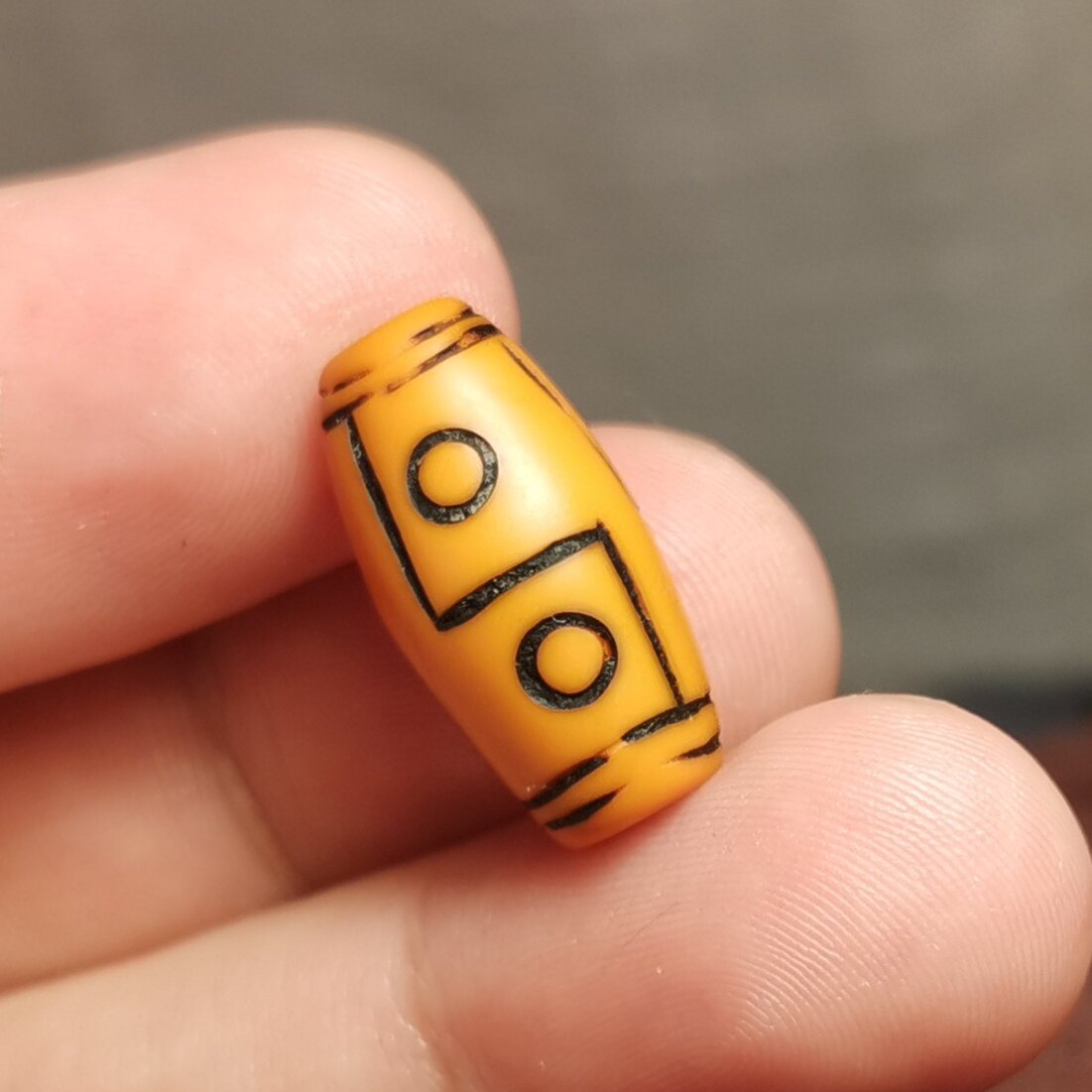 西藏文玩9.5*19mm黄色料器树脂手工打磨六眼咒佛珠佩珠隔珠腰珠款
