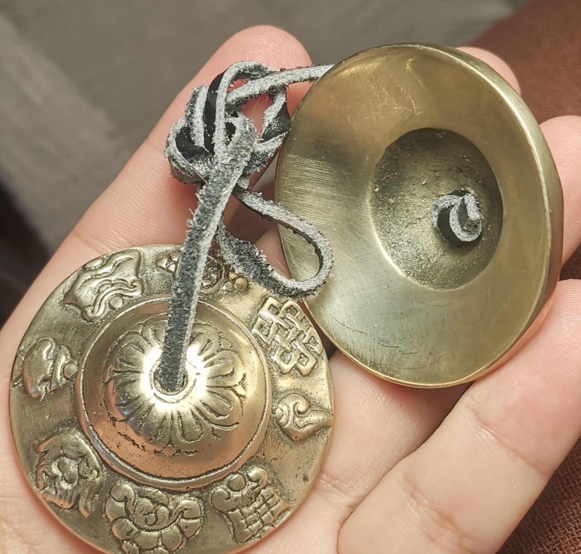 西藏文玩48mm藏银色白铜做旧老款式碰铃八宝图腾挂件佛龛摆件饰品