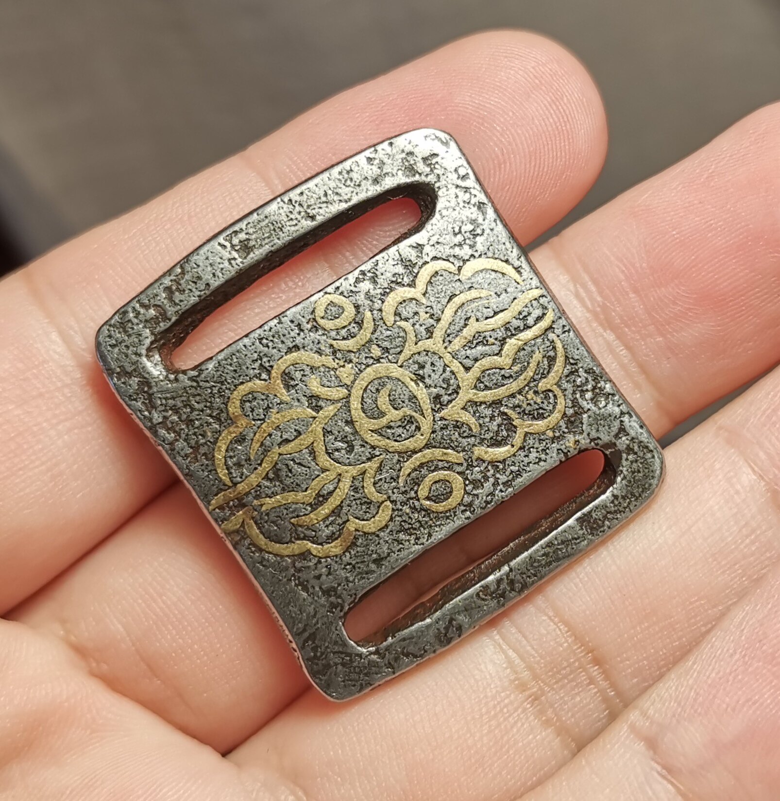 西藏文玩31*34mm铁质寒铁手工款鎏金线铜镶嵌金刚杵图腾经书扣款
