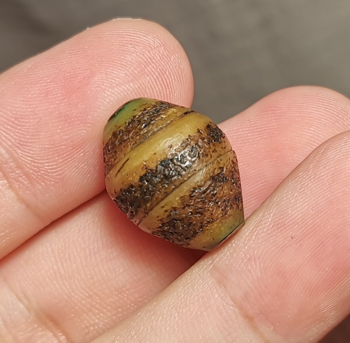藏系文玩14*18mm老款式老牦牛骨手工打磨镶嵌铜孔顶珠腰珠佩珠款