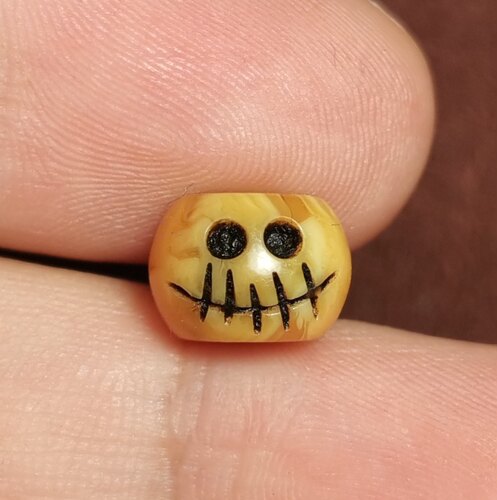 藏系文玩10mm蜡黄色料器树脂手工雕刻尸陀林主散珠饰品佩珠隔珠款