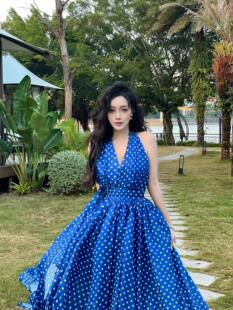 【小鑫轻奢】蓝色度假风V领波点挂脖连衣裙女大理洱海三亚旅游