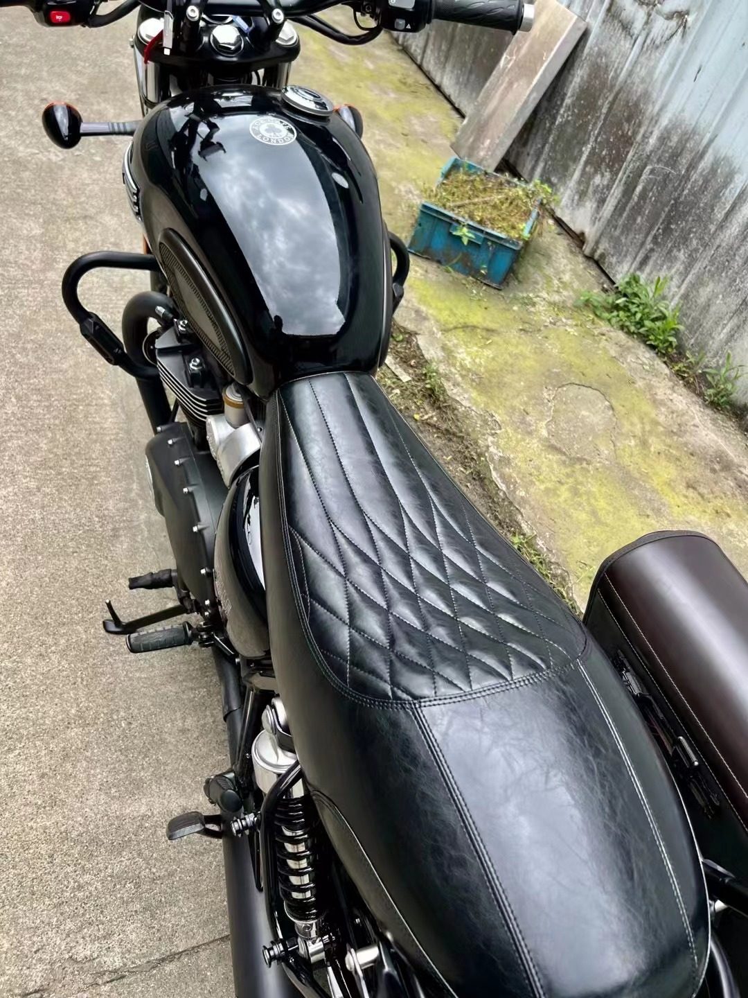 适用凯旋t120凯旋bobber改装驼峰坐垫总成改装坐垫无损