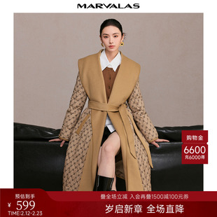 曼德诗羊毛呢拼接羽绒服2024冬季新款时尚字母满印大翻领设计大衣