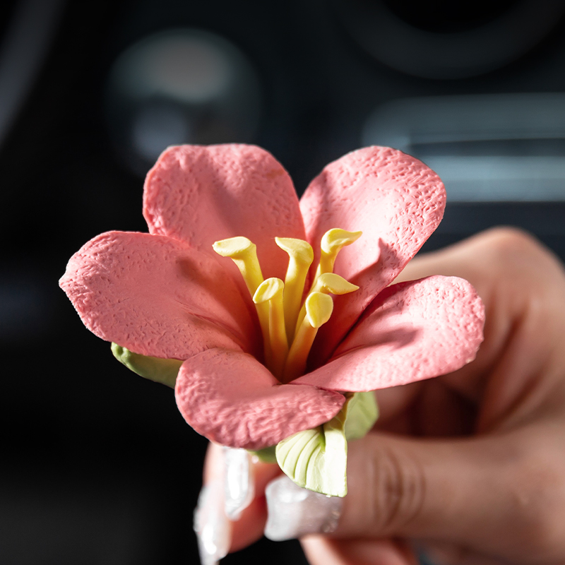 百合花车载香薰出风口精油香水高档女士粉色优雅汽车内空调