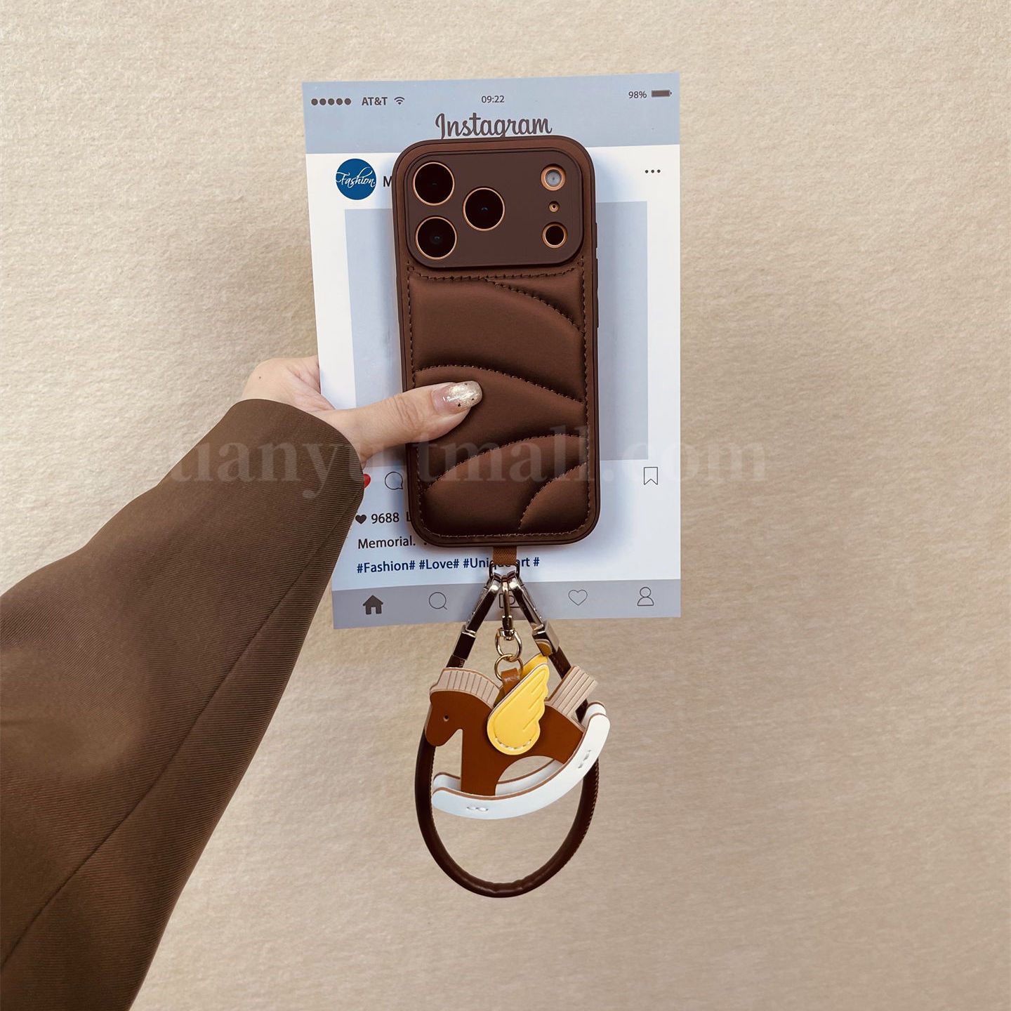 iphone系列复古羽绒服小马手机壳