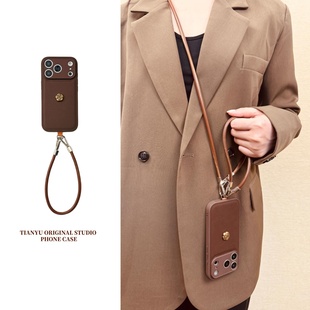 恬妤 复古深棕色立体山茶花适用于iphone17promax手机壳苹果14简约小众15plus皮质12pro斜挎17air秋冬13挂绳