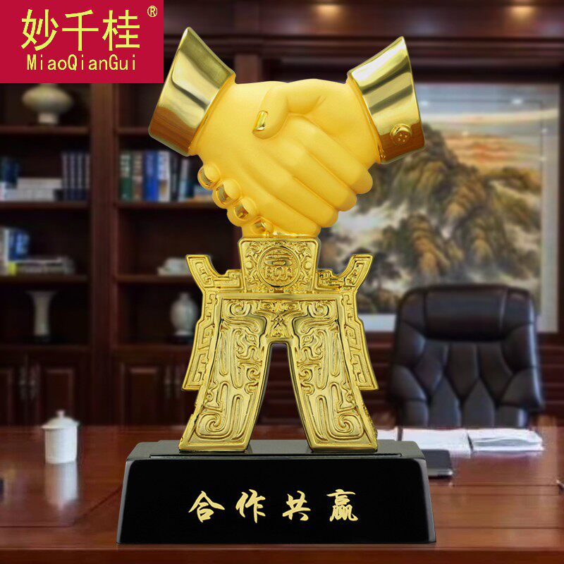 合作共赢摆件文化纪念品定制送合作伙伴开业礼品办公室握手装饰品