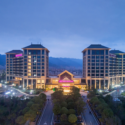 【春日专享】南昌保利皇冠假日酒店高级房1晚含早+高尔夫练习券