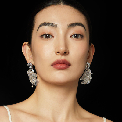 新款ATRIAL SENSING轻奢高级感优雅个性耳钉小众银色马蹄莲花耳环