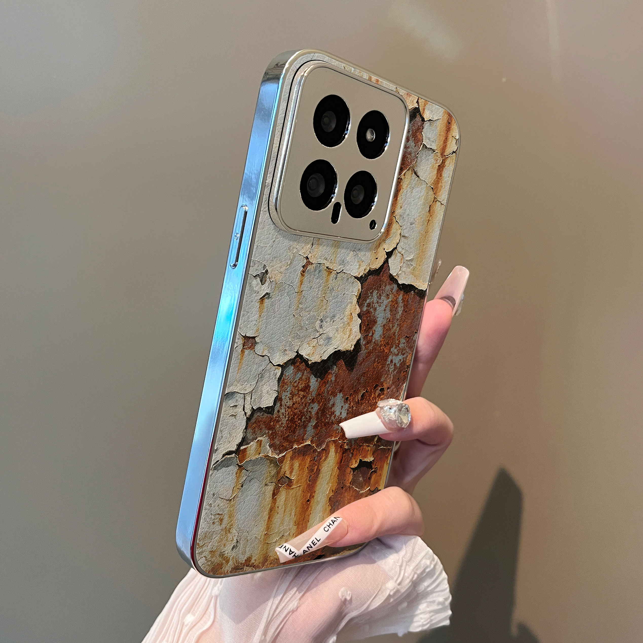适用于小米15pro手机壳高级感白棕破洞纹支架小羊皮11全包防摔12x新款男女12s外小米13pro套软14Ultra至尊