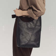 直见SUPERMERCY一撇系列植鞣头层牛皮复古通勤单肩斜挎腋下月牙包