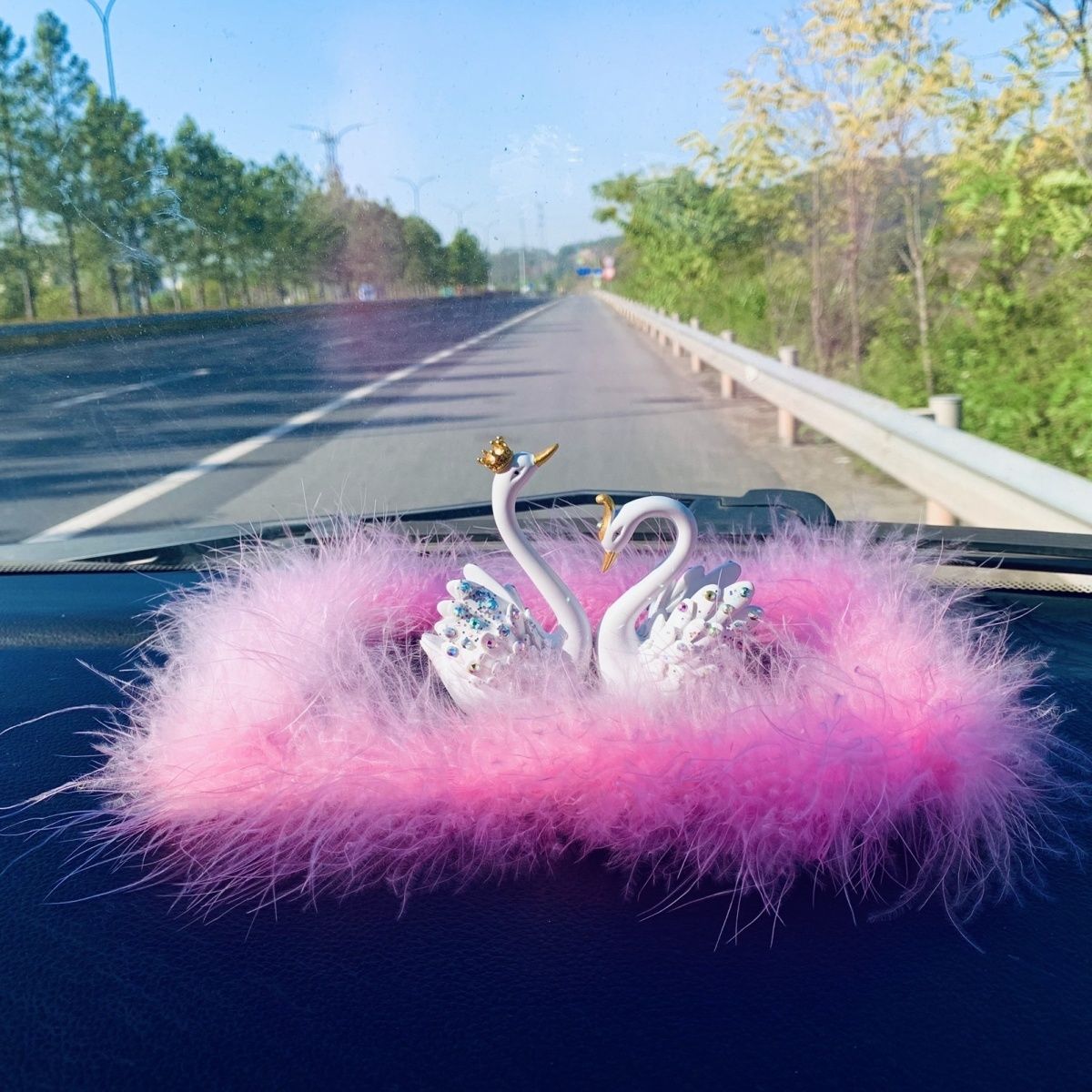 天鹅装饰饰品车载车内中控台情侣女神高档香薰装饰品汽车摆件新款