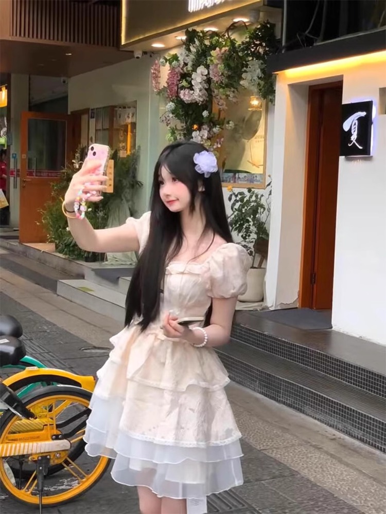 蕾丝蝴蝶结甜美泡泡袖公主裙
