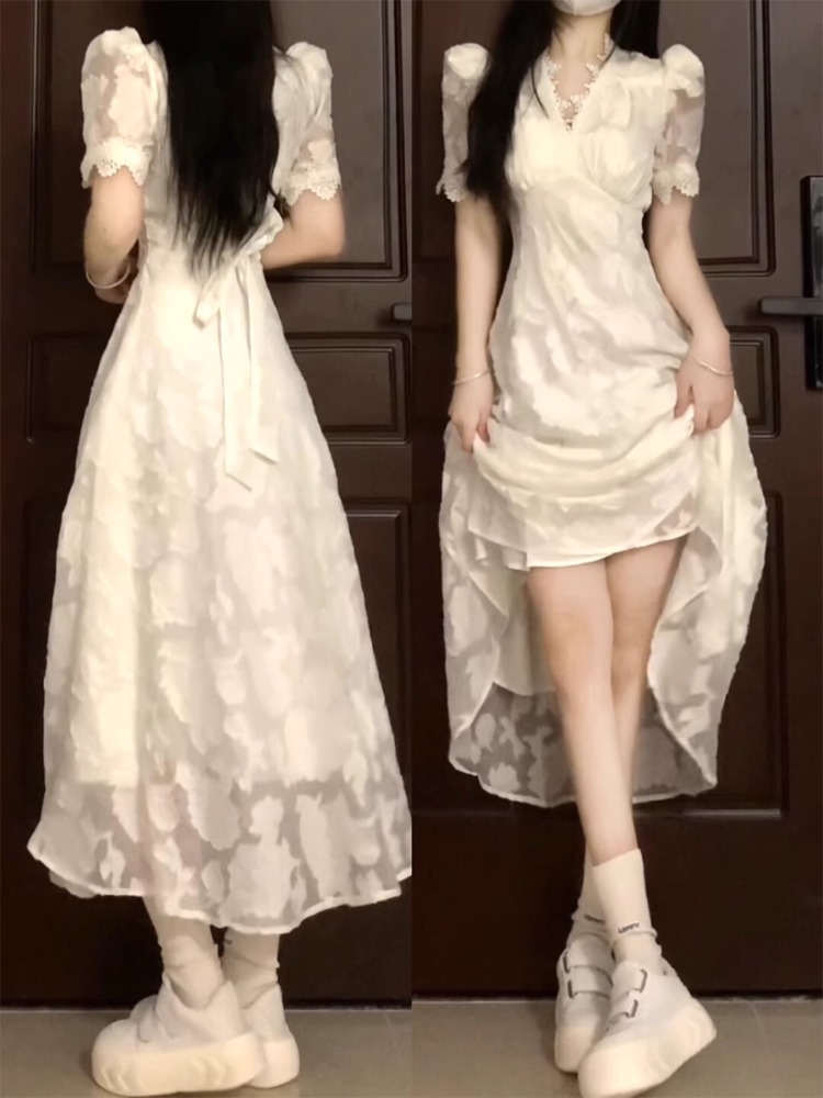 法式高级感白色蕾丝泡泡袖连衣裙