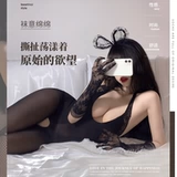 Сексуальные чувства весело нижнее белье открытое киоск искушает женскую форму, чтобы освободить сексуальные запасы страсть и заигрывание полуночного обаяния