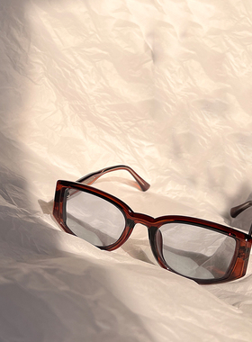 茶色墨镜女潮网红个性街拍凹造型