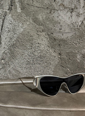 三角墨镜高级感夏季新款连体时髦太阳眼镜女潮未来感金属太阳镜男