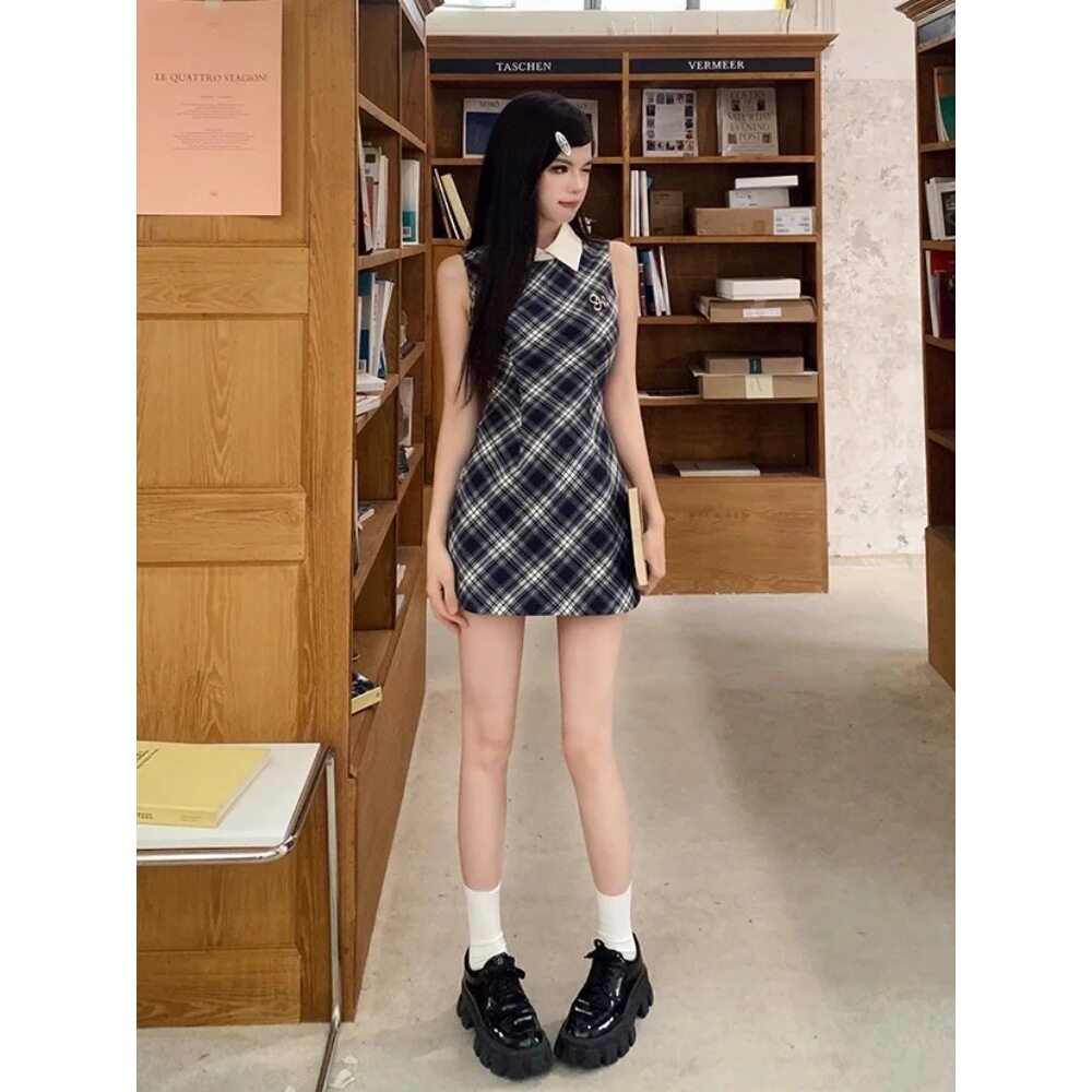 色织格带胸针无袖连衣裙