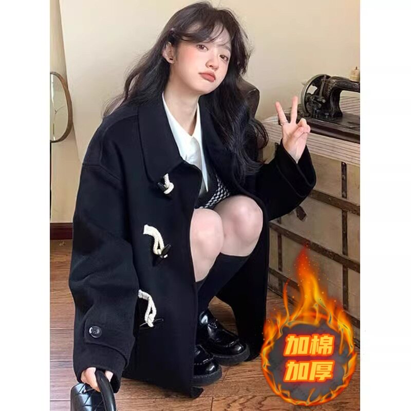 黑色短款牛角扣毛呢外套