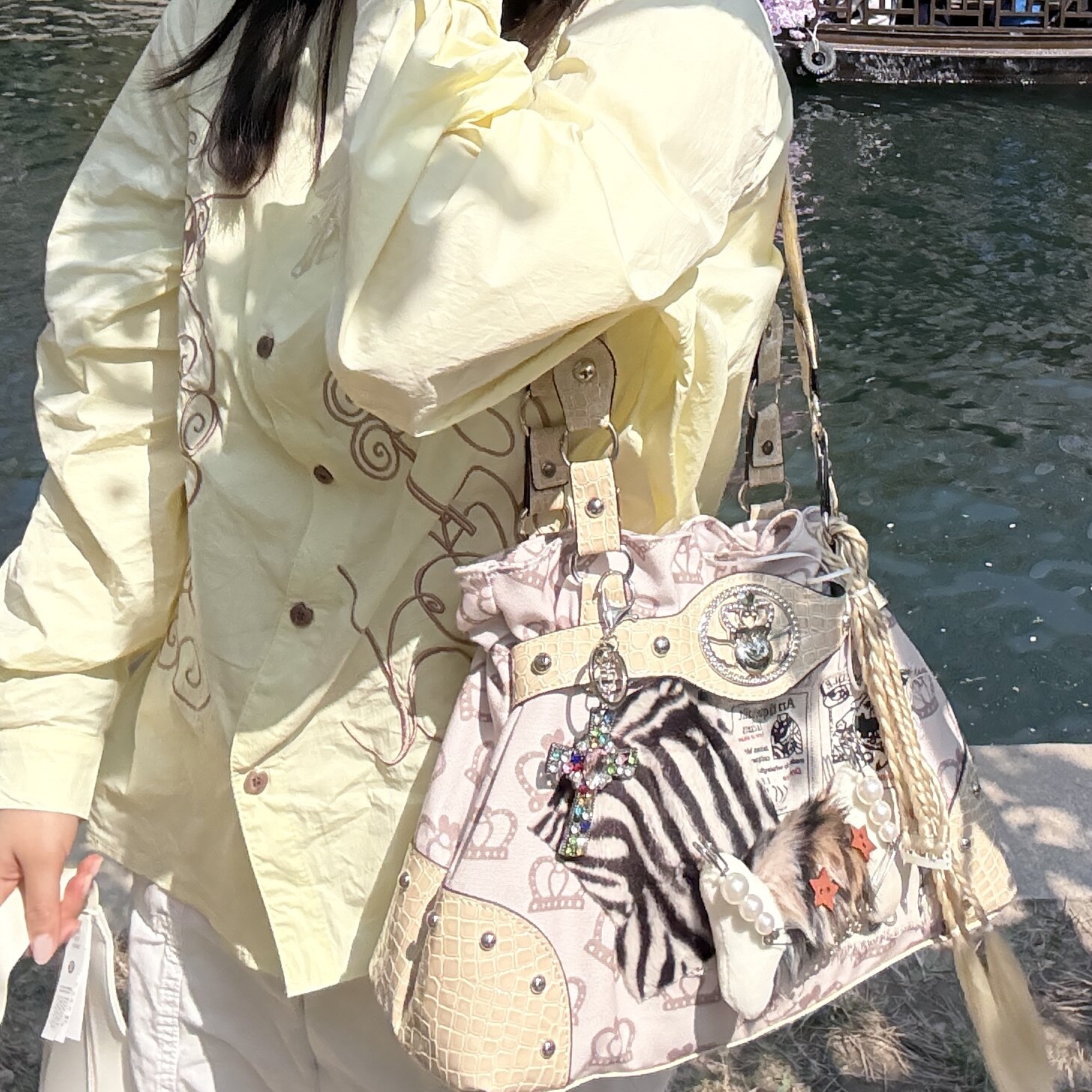 黑樱酱 浅卡其斑马纹报纸印花千禧风y2k骨头复古休闲松弛单肩包