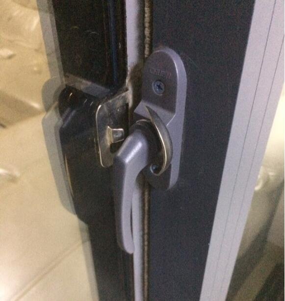 加厚不锈钢门窗月牙锁铝合金塑钢推拉平移阳台玻璃窗搭扣半月勾