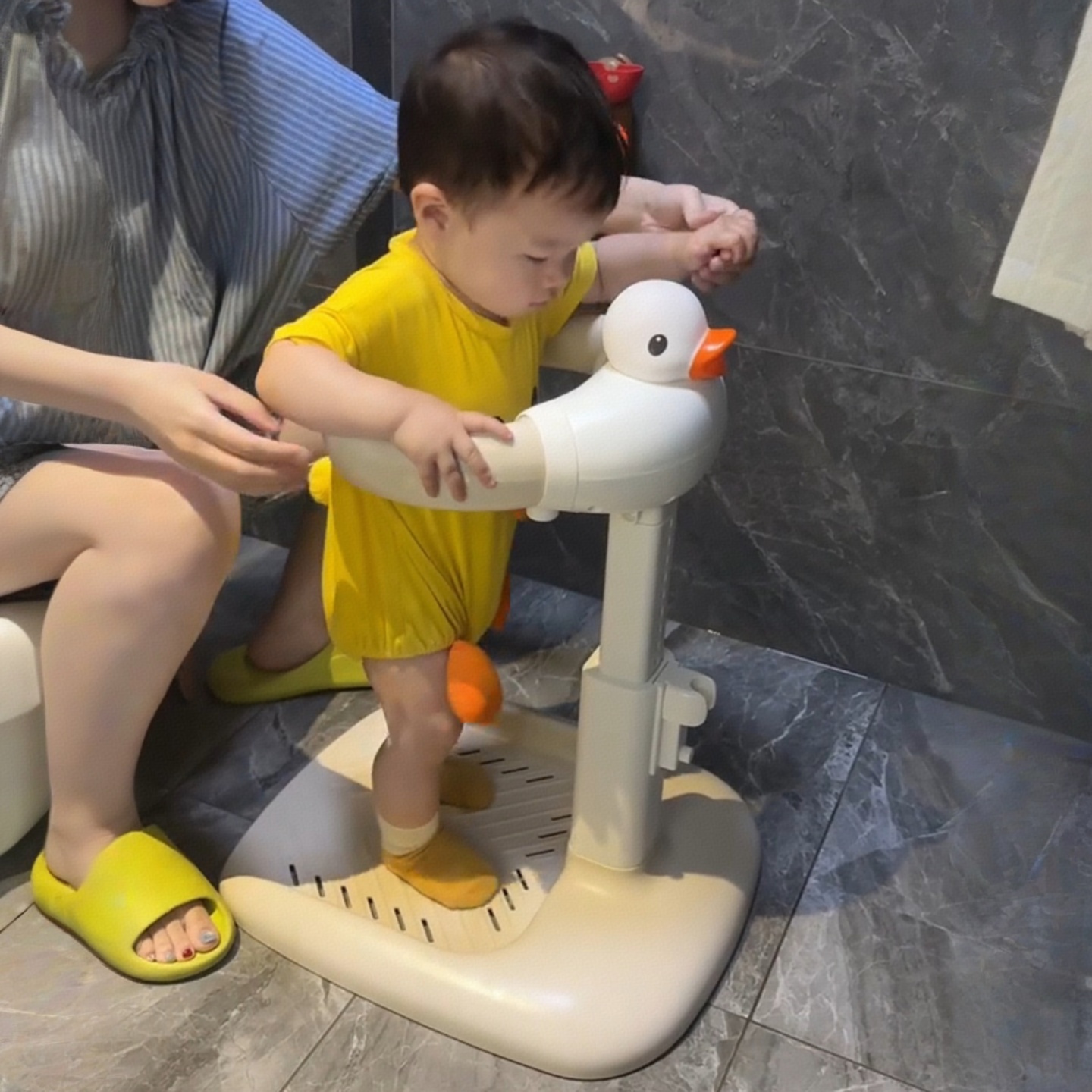 宝宝洗澡站立婴儿洗屁股神器辅助支架儿童防滑站着淋浴盆台可拆卸