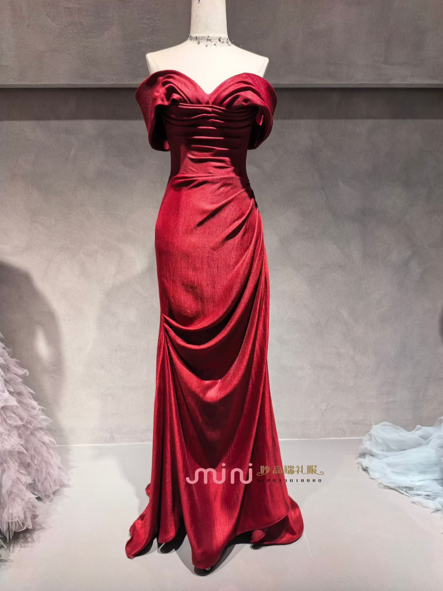 酒红色一字肩敬酒服新娘晚礼服裙女主持人订婚宴会高级感结婚秋冬