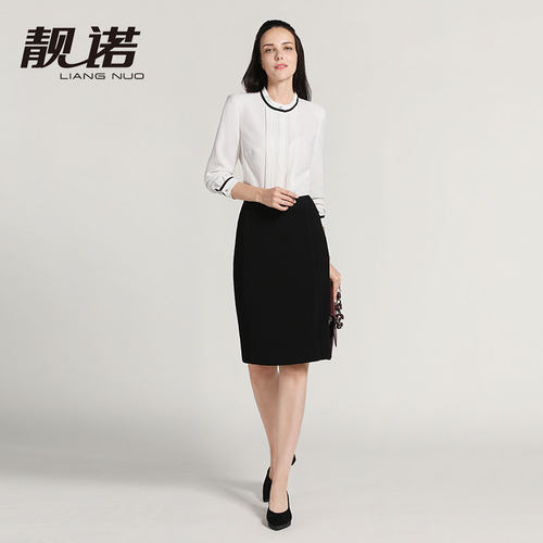 女士显瘦休闲百搭风黑色肌理短裙