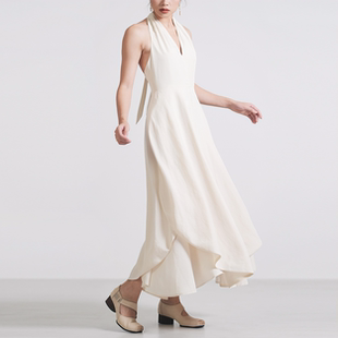 优雅长款 立体裁剪 挂脖系带修饰肩颈 偶得一物·花瓣裙摆连衣裙