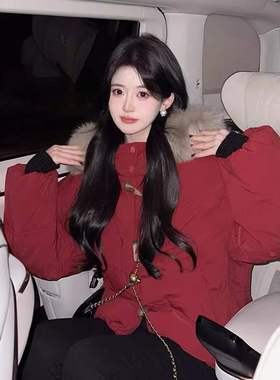 反季红色牛角扣服女短款冬季新款小个子大毛领白外套