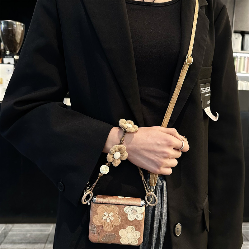 悦皇全包中轴保护适用于三星ZFlip7折叠手机壳油画棕小花zflip6斜跨挂绳手提花朵链zflip5/4翻盖w25/w24外壳