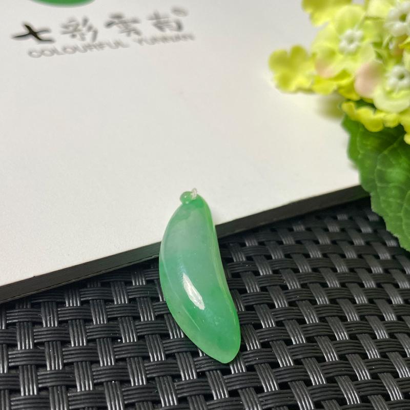 七彩云南天然翡翠冰种阳绿福瓜