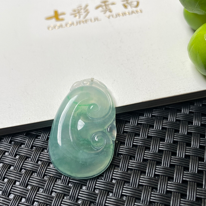 七彩云南天然翡翠冰种飘花如意