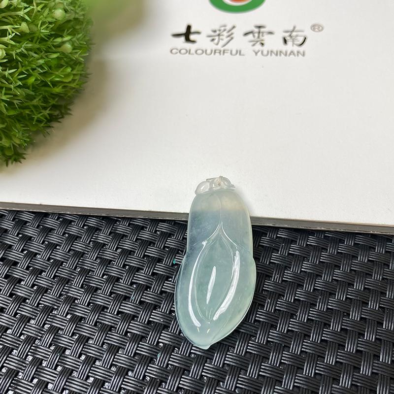 七彩云南天然翡翠挂件