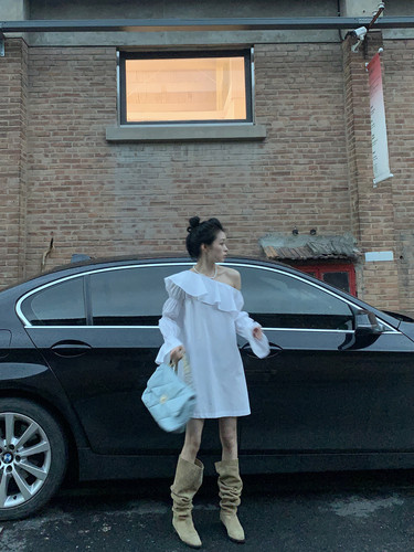 黄亮Elovey 复活款两年前的落肩连衣裙不规则设计简约美感裙A03-4