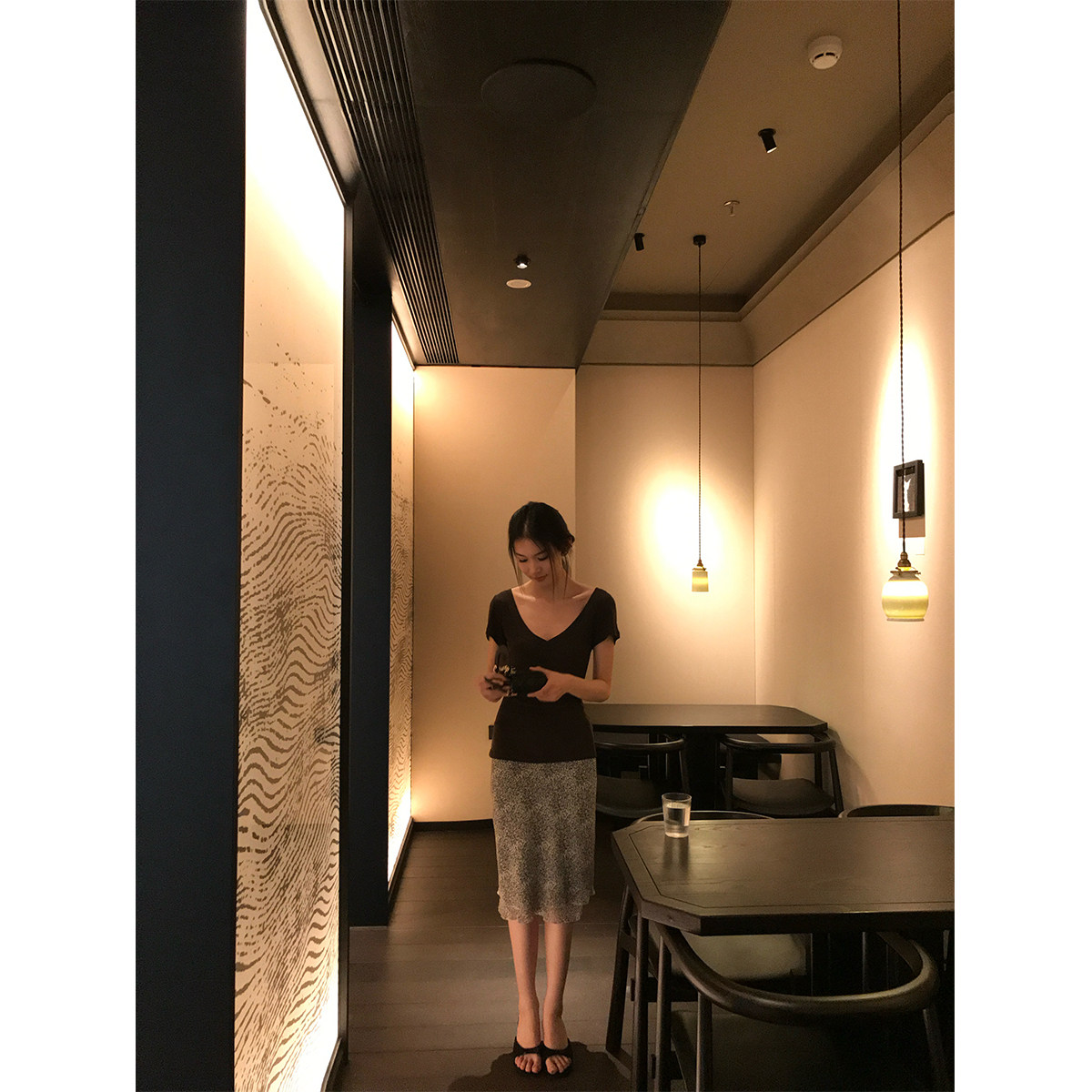 黄亮Elovey 天丝羊毛V领短袖T＋水墨晕染豹纹半裙两件套套装