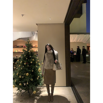 黄亮Elovey 沙茶色的温柔感-细腻灯芯绒宽腰头设计好穿百搭半裙