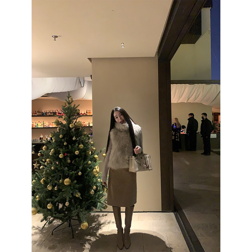 黄亮Elovey 沙茶色的温柔感-细腻灯芯绒宽腰头设计好穿百搭半裙