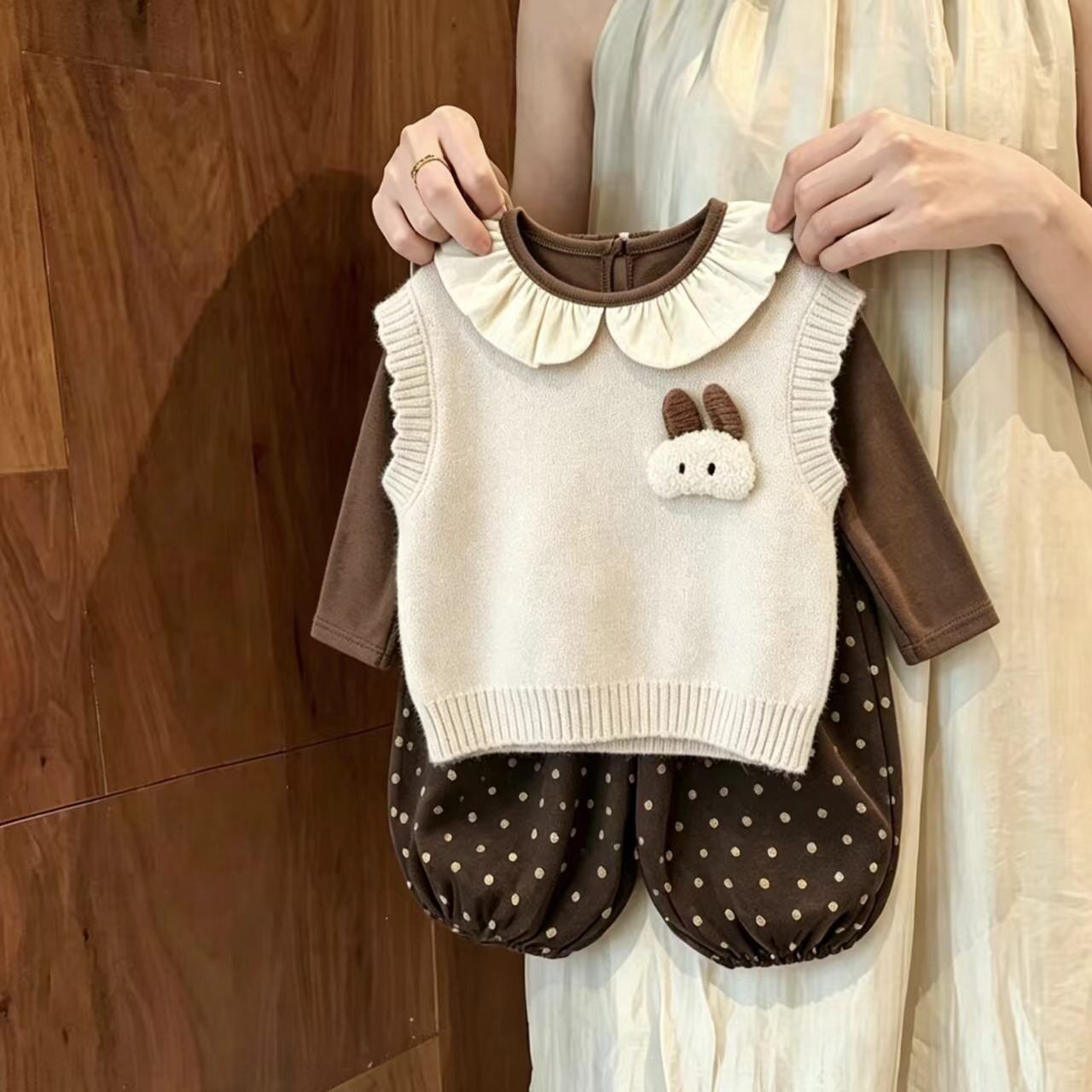 婴幼儿春秋季小兔子针织马甲三件套荷叶领打底衫波点裤女宝宝套装