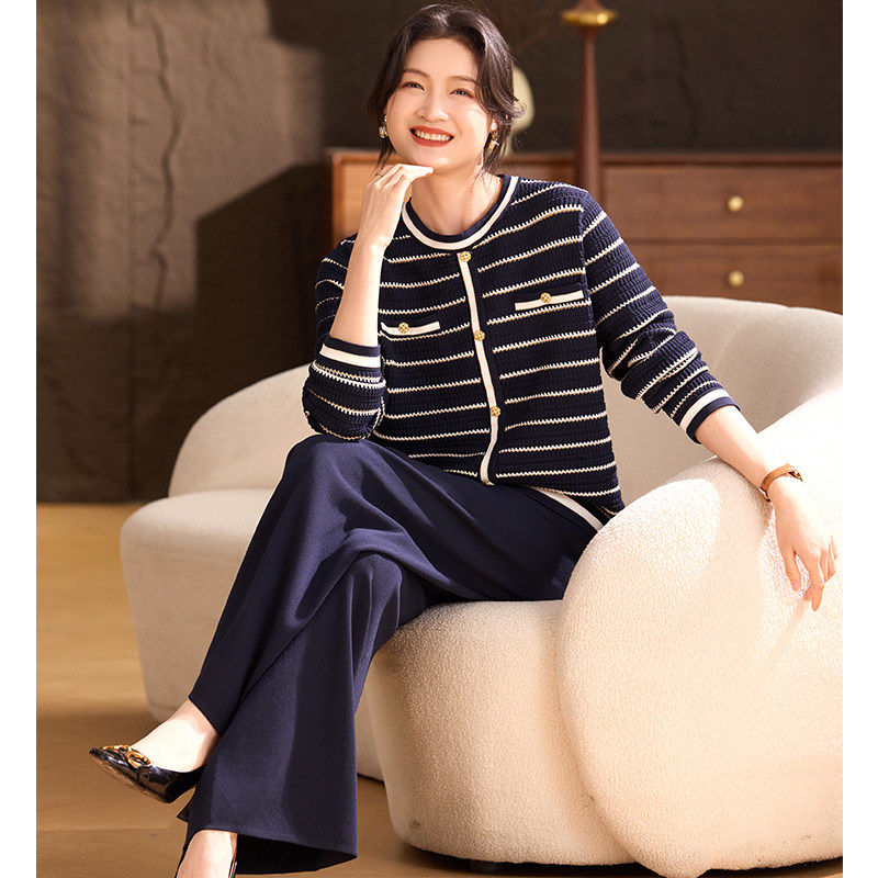 喜卉妈妈春装休闲运动套装中老年女装针织条纹上衣宽松裤子两件套