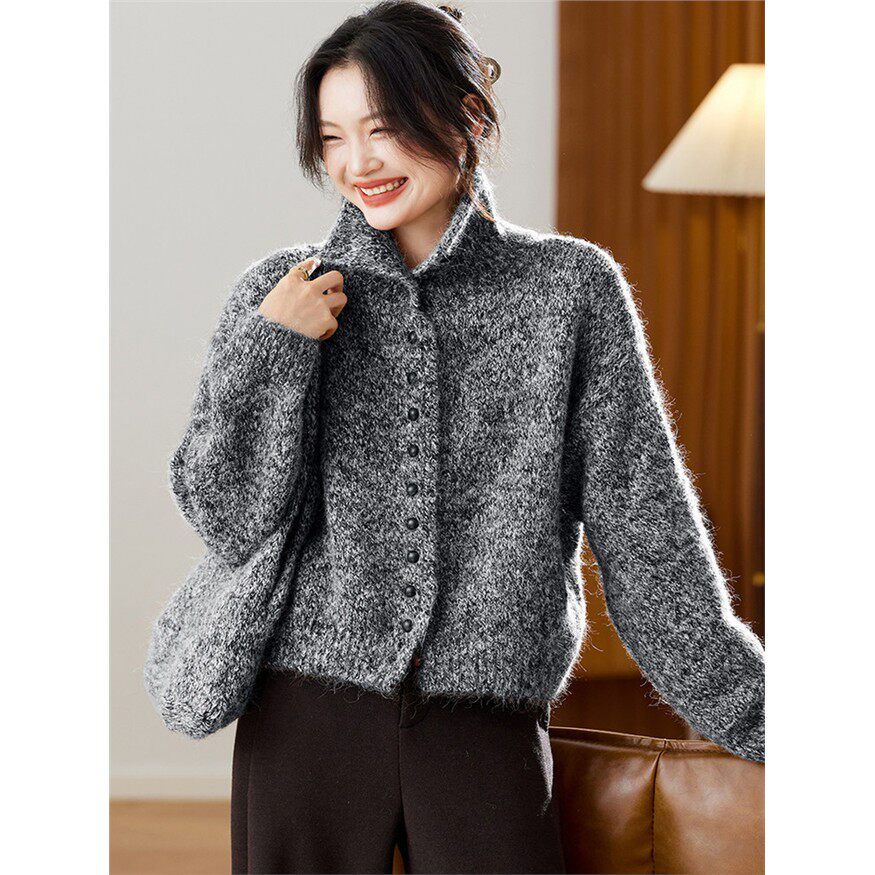 高级感轻奢灰色高领毛衣外套女2025冬大码胖mm巨好看针织开衫上衣