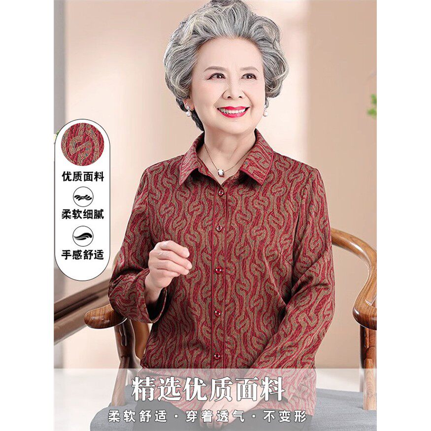 采购产品中年和老年妇女